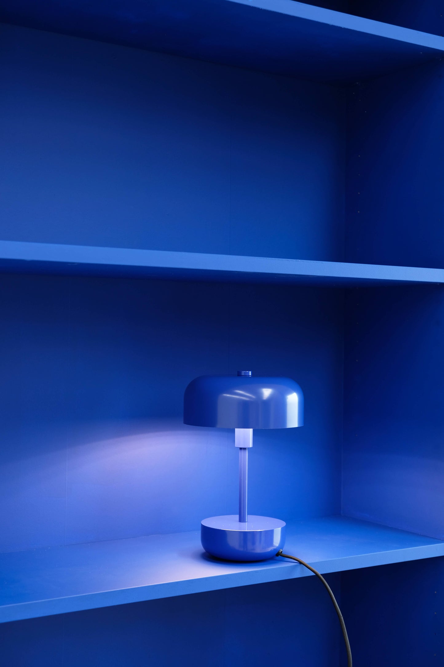 Byhusted Haipot blå bordlampe